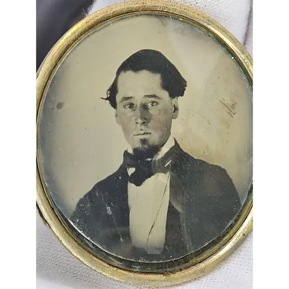 Antique Mid 1800s - American Locket (Male & Female Pictures - Treasure